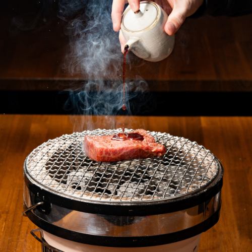 「煙魔カルビ」炭の上から豪快に落としダレ！