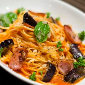 Tomato sauce with bacon and eggplant