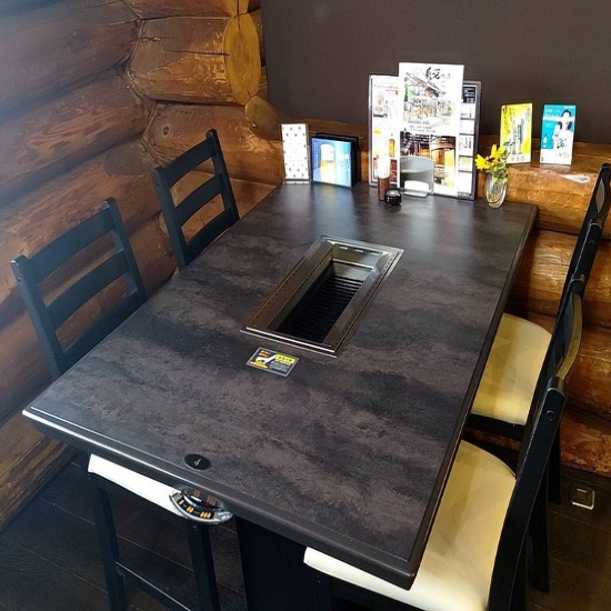 【落ち着きのある空間で美味しいお食事を】ご利用人数に合わせたテーブル席をご用意しております。少人数での飲み会にはもちろん、団体様利用にもご利用いただける開放的空間です。
