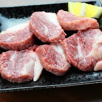 Please enjoy carefully selected meat directly managed by a Japanese beef wholesaler.