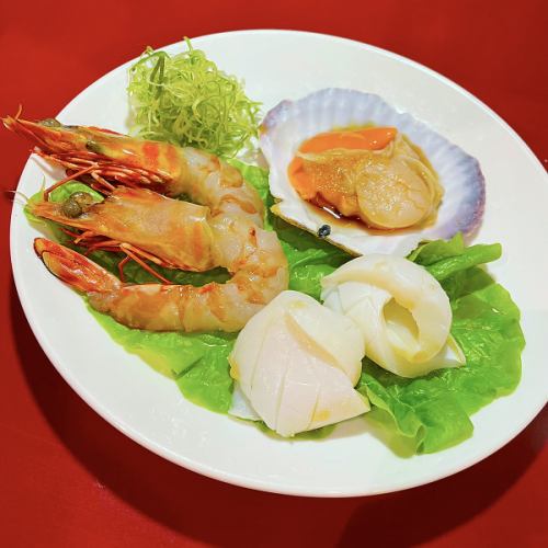 Seafood platter (shrimp, squid, scallops)