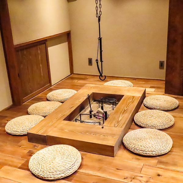 【囲炉裏で心和むひととき】当店自慢の囲炉裏席は、4～12名様向けの特別な空間。ここではお客様が囲炉裏を使ってお料理を楽しむことができ、仲間と共に作るひと皿が、より一層の思い出に。和の雰囲気に包まれ、火の揺らめきを感じながら過ごす贅沢な時間は、他では味わえない特別な体験です。