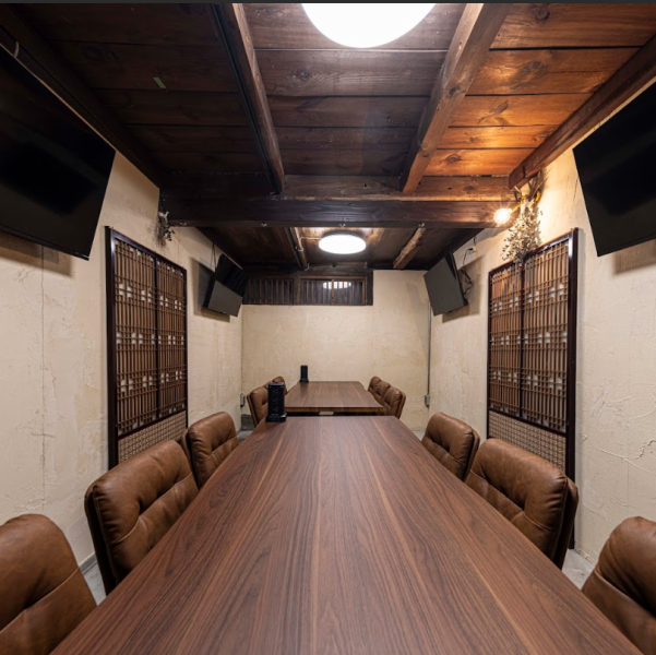 【特別な瞬間を彩る個室】当店では、2名様～12名様までご利用いただける個室席を完備。デートなどの少人数でのご利用から歓送迎会などの団体様での利用まで幅広くお使いいただけます。また、会議用のモニターも完備しており、ビジネスシーンでも活用可能。落ち着いた内観で特別なひとときをお過ごしください。