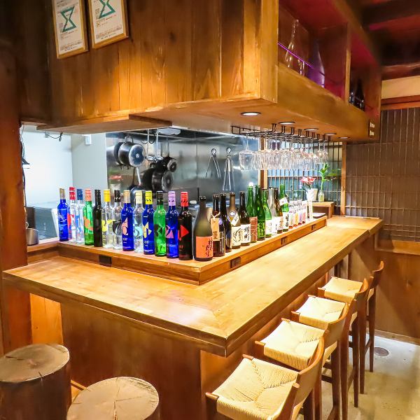 【和の心を感じるカウンター】温かみのある店内は、木のぬくもりが感じられる落ち着いた空間。カウンター席は6席で、1人でも気軽に訪れることができ、店員との会話を楽しみながら日本酒やお酒のペアリングを提案してもらえます。美味しいお酒を味わうと共に、心温まるひとときを過ごせる場所です。