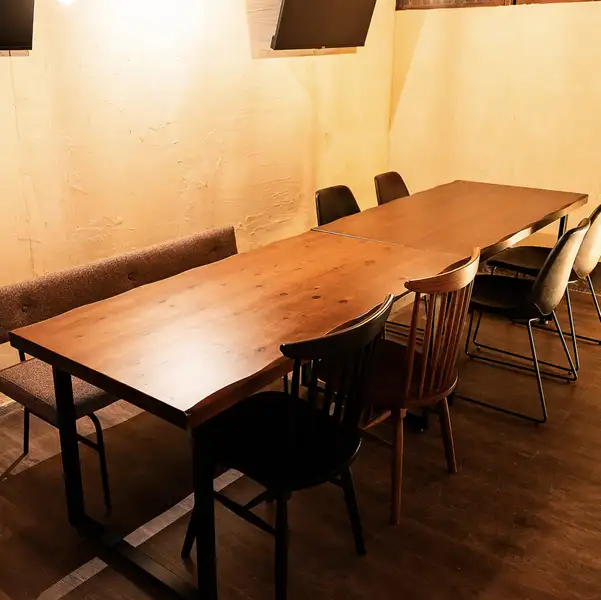 【特別な瞬間を彩る個室】当店では、2名様～10名様までご利用いただける半個室席を完備。デートなどの少人数でのご利用から歓送迎会などの団体様での利用まで幅広くお使いいただけます。また、会議用のモニターも完備しており、ビジネスシーンでも活用可能。落ち着いた内観で特別なひとときをお過ごしください。