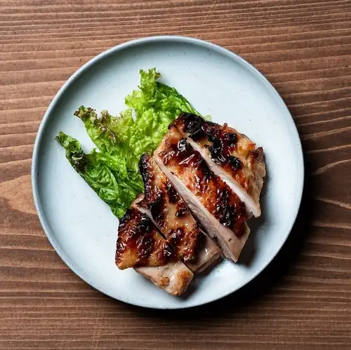 蓬莱泉の酒粕チキンステーキ