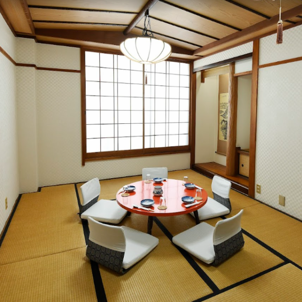 2名～最大8名利用可能♪完全個室のため、プライベート感があり、周りを気にせずお食事をお楽しみいただけます。接待や会食にも♪※ご利用の場合、別途サービス料金（15％）かかります。