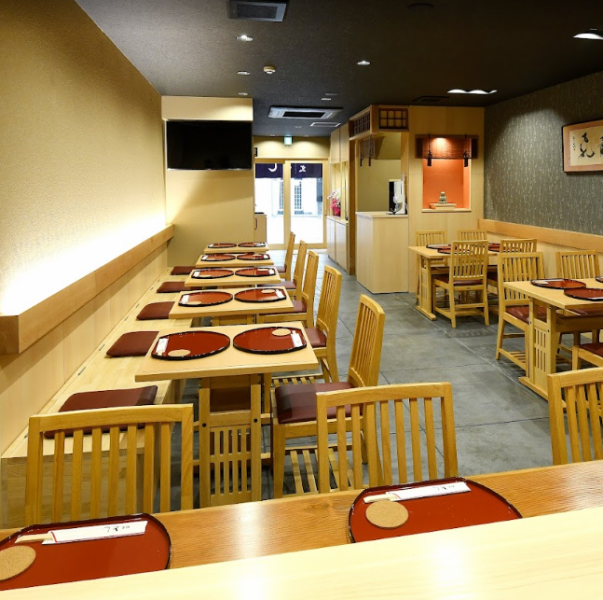 店内カウンター席は木のぬくもりを感じることができます。お一人様も大歓迎です。