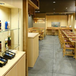 2023年に店舗改装を行い1階フロアーは椅子テーブルの暖かみのある、木のぬくもりを感じる落ち着いた雰囲気をご用意しております。16名から20名様の1階貸切もご対応いたします。ご相談ください。