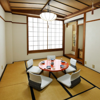 2名～最大8名利用可能♪完全個室のため、プライベート感があり、周りを気にせずお食事をお楽しみいただけます。接待や会食にも♪※ご利用の場合、別途サービス料金（15％）かかります。