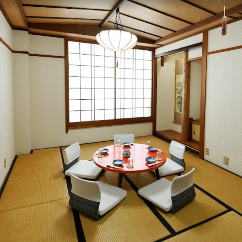 2名～最大8名利用可能♪完全個室のため、プライベート感があり、周りを気にせずお食事をお楽しみいただけます。接待や会食にも♪※ご利用の場合、別途サービス料金（15％）かかります。
