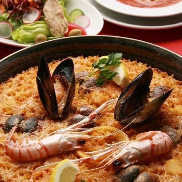 使用正宗西班牙大米制作的精致正宗海鲜饭