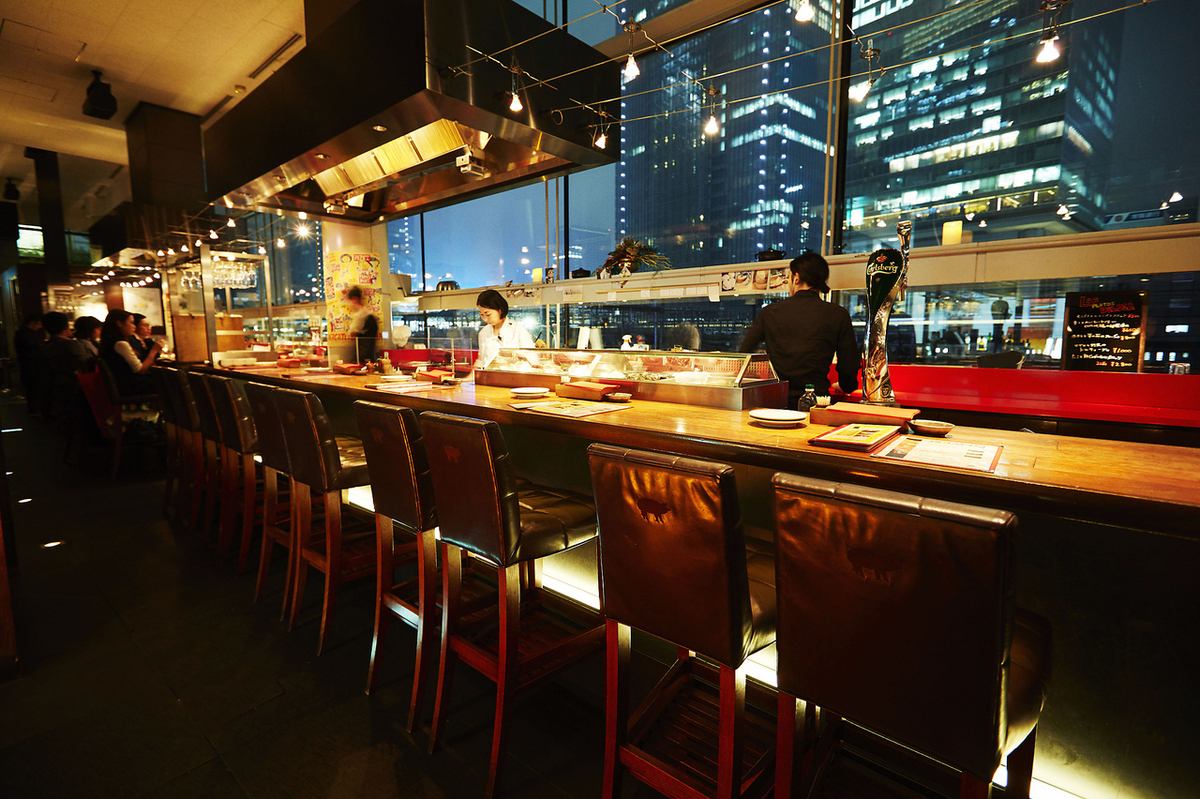 大きな窓一面からは丸の内の夜景を眺める事ができます。特別な日での利用にピッタリ。