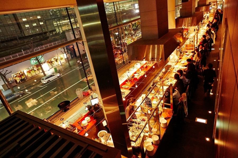 【東京駅を間近に望むお洒落でモダンな空間】ランチや記念日、各種パーティーなど様々なシーンでのご利用にお薦めです。最大のロングカウンターは予約必須の人気のお席。全面ガラス張りですので、丸の内の夜景を一望できます♪また、開放感たっぷりのテラス席も完備。大切な人とお楽しみ頂ける最高の空間をご用意しています