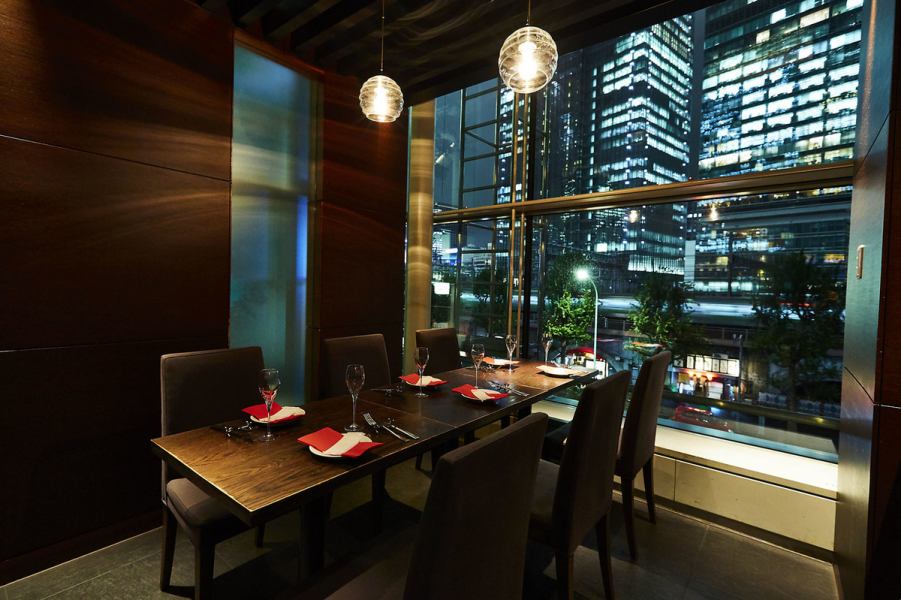 【大切なディナーは完全個室で】記念日、誕生日、ご接待等シチュエーションに応じて使い分けできるスタイリッシュな個室を5部屋完備。4名様～10名様までご利用いただけます。本格スペイン料理で思い出に残るひとときを…