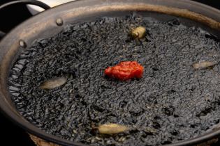 イカ墨のパエジャ/フィデウア