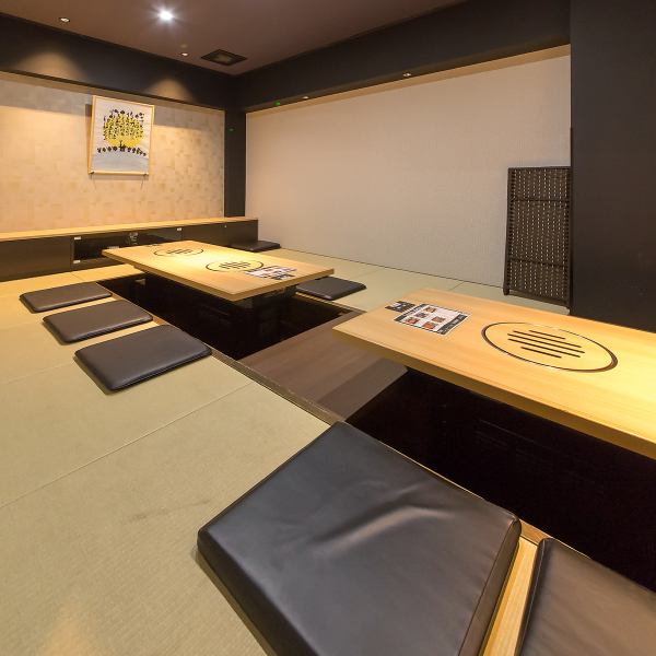 2名様~6名様までの個室を3部屋ご用意しており、全て繋げて最大18名様のご利用も承ります。お子様連れにも人気の座敷は、1部屋限定で最大10名様までご案内可能◎