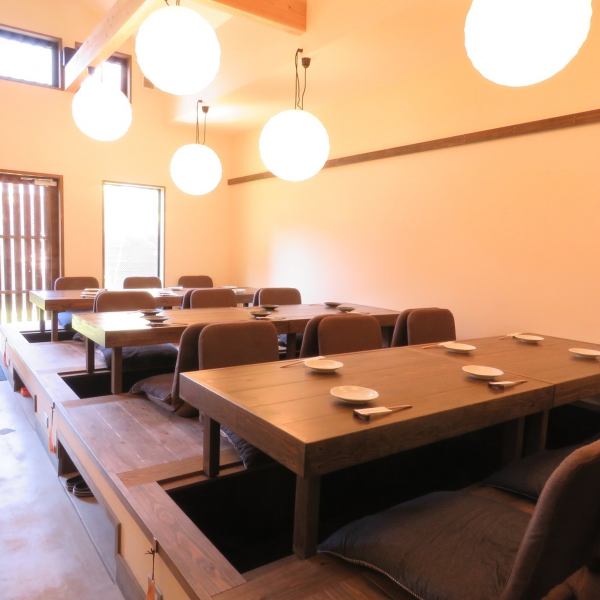 Equipped with a horigotatsu for relaxing.The ceiling is high, making it the perfect space for relaxing banquets and year-end parties.You can enjoy small gatherings with family and friends, entertainment, and wonderful time with your loved ones.It is also possible to rent it out for private use.Please feel free to contact us.