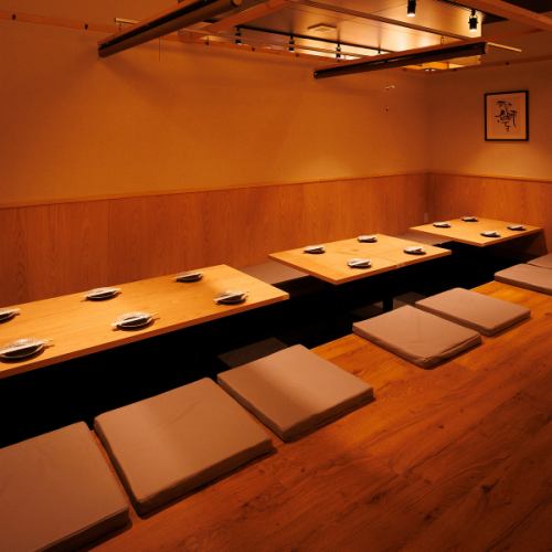 <p>当店の掘りごたつ席は、足を伸ばしてくつろげる快適な空間です。ランチ営業も行っており、お昼からゆったりとお食事を楽しめます。広々とした店内は200名様以上来店可能！大人数の宴会や会社の集まりにも最適。落ち着いた雰囲気の掘りごたつ席で、美味しい料理とお酒を味わいながら、楽しいひとときをお過ごしください。</p>