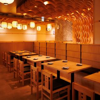 当店の4名席テーブルは、ご家族やご友人同士での食事にぴったりの空間です。ゆったりとした席で、焼きたての串焼きや旬の逸品料理を囲みながら、楽しいひとときをお過ごしいただけます。程よい距離感で会話が弾み、食事をより一層楽しめるのが魅力。女子会や少人数の飲み会にも最適