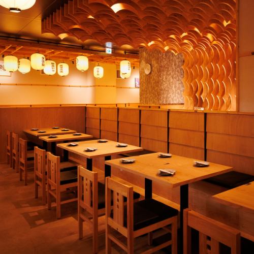 当店の4名席テーブルは、ご家族やご友人同士での食事にぴったりの空間です。ゆったりとした席で、焼きたての串焼きや旬の逸品料理を囲みながら、楽しいひとときをお過ごしいただけます。程よい距離感で会話が弾み、食事をより一層楽しめるのが魅力。女子会や少人数の飲み会にも最適