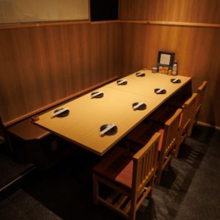 当店の8名席テーブルは、気の合う仲間やご家族との食事に最適な広々とした空間。逸品料理を囲みながら、和やかな時間をお楽しみいただけます。ゆったり座れるので、長時間の宴会や会話を楽しみたいシーンにもぴったり。少人数の集まりや仕事帰りの飲み会にも最適で、心地よい雰囲気の中美味しい料理とお酒をご堪能ください