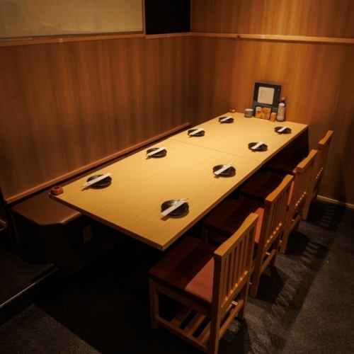 当店の8名席テーブルは、気の合う仲間やご家族との食事に最適な広々とした空間。逸品料理を囲みながら、和やかな時間をお楽しみいただけます。ゆったり座れるので、長時間の宴会や会話を楽しみたいシーンにもぴったり。少人数の集まりや仕事帰りの飲み会にも最適で、心地よい雰囲気の中美味しい料理とお酒をご堪能ください