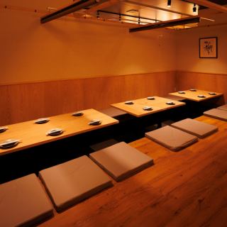 当店の掘りごたつ席は、足を伸ばしてくつろげる快適な空間です。ランチ営業も行っており、お昼からゆったりとお食事を楽しめます。大人数の宴会や会社の集まりにも最適。落ち着いた雰囲気の掘りごたつ席で、美味しい料理とお酒をゆっくり味わいながら、楽しいひとときをお過ごしください。
