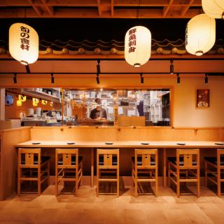 当店のカウンター席は、お一人様でも気軽に楽しめる落ち着いた空間。お仕事帰りの一杯や、ゆっくりと食事を味わいたい方にぴったりです。程よい距離感でくつろげるので、デートや親しい方との会話も弾みます。自慢の串焼きや逸品料理を堪能しながら、心地よい時間をお過ごしください。