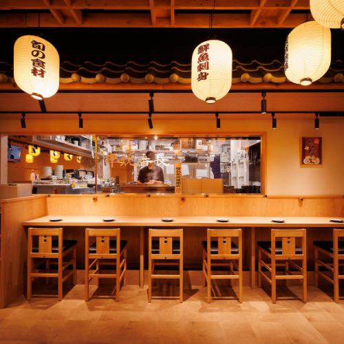 当店のカウンター席は、お一人様でも気軽に楽しめる落ち着いた空間。お仕事帰りの一杯や、ゆっくりと食事を味わいたい方にぴったりです。程よい距離感でくつろげるので、デートや親しい方との会話も弾みます。自慢の串焼きや逸品料理を堪能しながら、心地よい時間をお過ごしください。