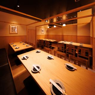当店のソファー席は、ゆったりとくつろげる快適な空間で、女子会やご家族でのお食事、少人数の宴会にも最適です。ふかふかの座り心地でリラックスしながら、焼きたての串焼きやこだわりの逸品料理を楽しめます。落ち着いた雰囲気の中、会話を楽しみながら、心地よいひとときをお過ごしください。