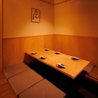 当店の半個室は、程よいプライベート空間を確保しつつ、開放感も感じられる心地よいお席。ご友人やご家族とのお食事はもちろん、接待や大切な方との会食にも最適です。周囲を気にせずゆっくりと会話を楽しみながら、焼きたての串焼きや旬の逸品料理を堪能できます。