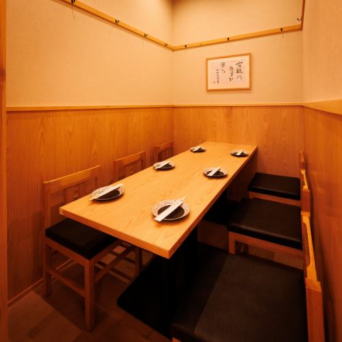 当店のテーブル半個室は、心地よいプライベート空間でリラックスしながら食事を楽しめるお席です。適度に仕切られているため、周りを気にせず会話が弾み、ご友人との集まりやご家族での食事、ビジネスシーンにも最適。自慢の串焼きや逸品料理を囲みながら、落ち着いた雰囲気の中でゆっくりとした時間をお過ごしいただけます