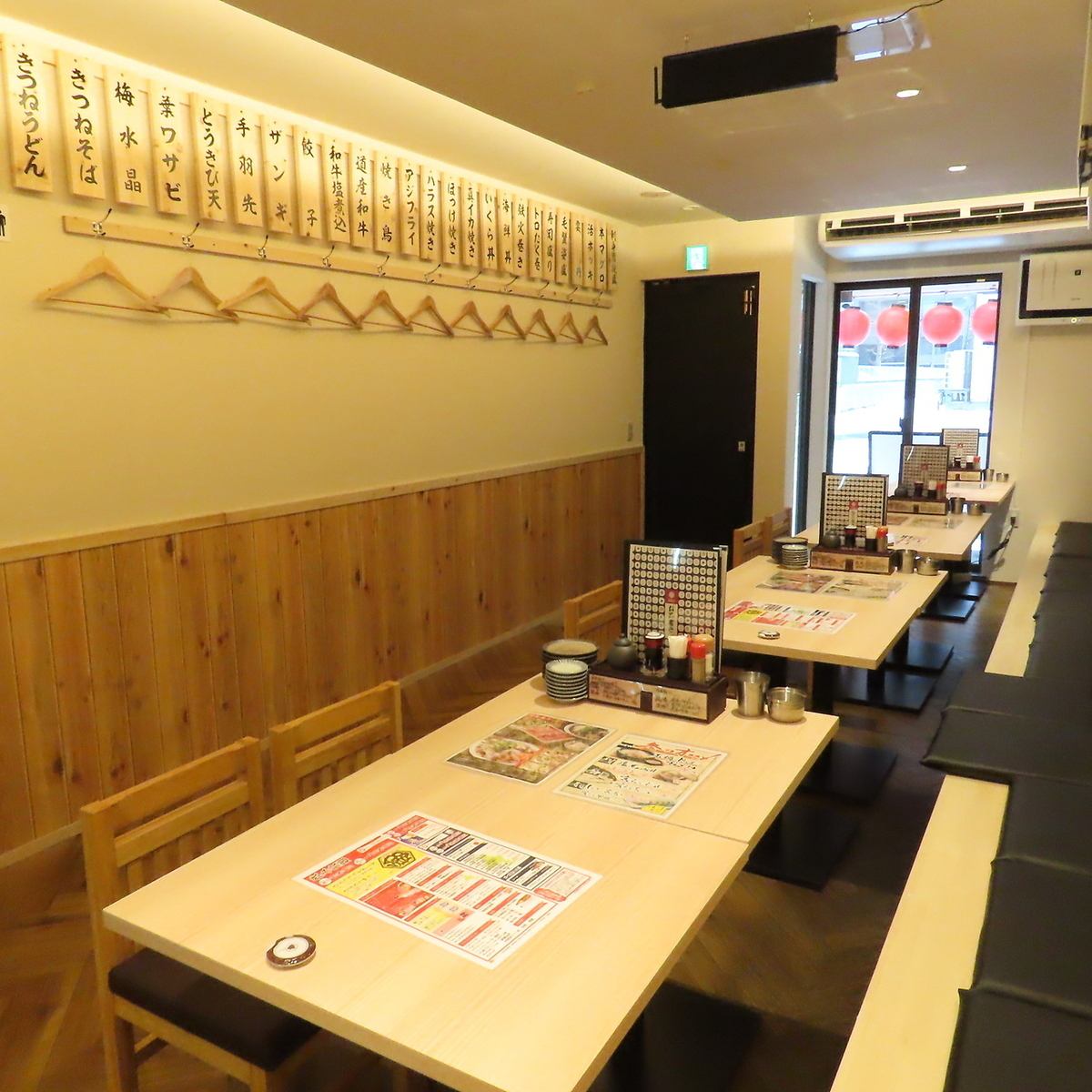 プライベートを守られながら温かみを感じる店内。各種宴会に