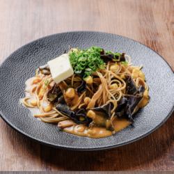 味噌黄油烤拉面配玉米