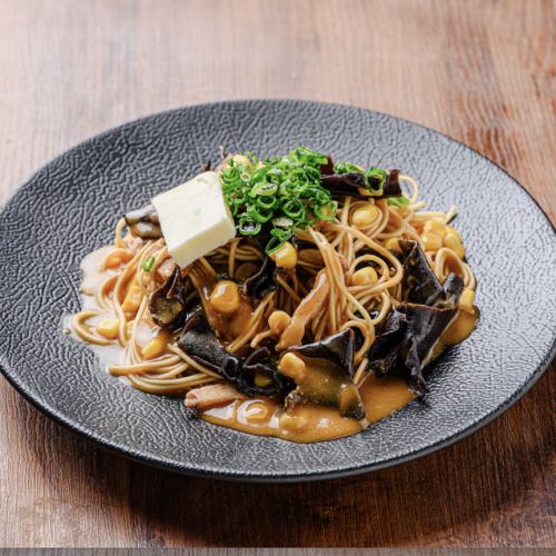 味噌黄油烤拉面配玉米