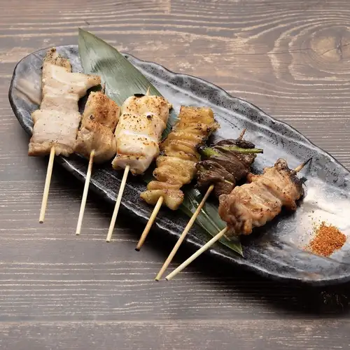 極其新鮮！美味的炭烤雞肉串！