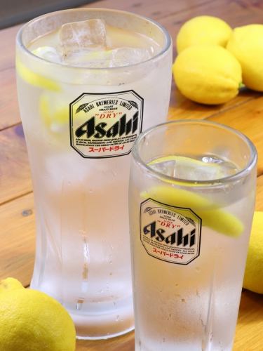 The lemon sour is very popular, and the chivalrous mug is also available♪
