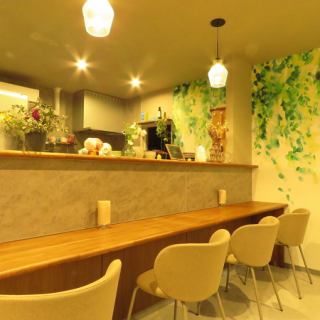 当店にはカウンター席をご用意しており、おひとり様でも大歓迎です。落ち着いた雰囲気の中で、おいしい料理を楽しみながら、ゆったりとした時間をお過ごしいただけます。友人や家族と一緒に、または一人でリラックスしたい時に、ぜひご利用ください。心温まるひとときをお約束します。