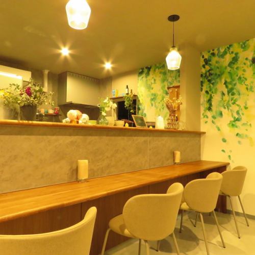 当店にはカウンター席をご用意しており、おひとり様でも大歓迎です。落ち着いた雰囲気の中で、おいしい料理を楽しみながら、ゆったりとした時間をお過ごしいただけます。友人や家族と一緒に、または一人でリラックスしたい時に、ぜひご利用ください。心温まるひとときをお約束します。