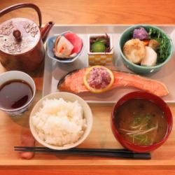 日替わり定食:ごはん+副菜+味噌汁+ドリンク