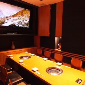 The room with a large screen monitor is usually seated and can accommodate up to 32 people.For the use of 32 to 70 people, we also accept consultation of charter.