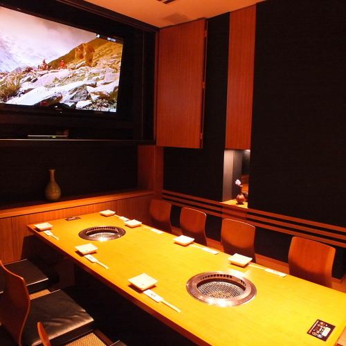 宴会厅有一个大屏幕监视器的房间！
