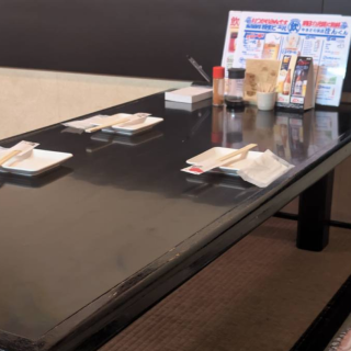 榻榻米座位非常适合放松和聊天。