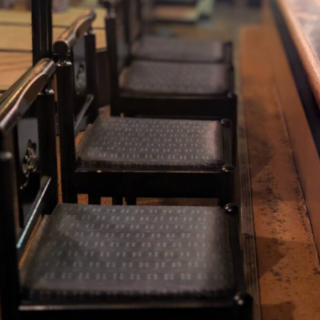 榻榻米座位非常适合放松和聊天。