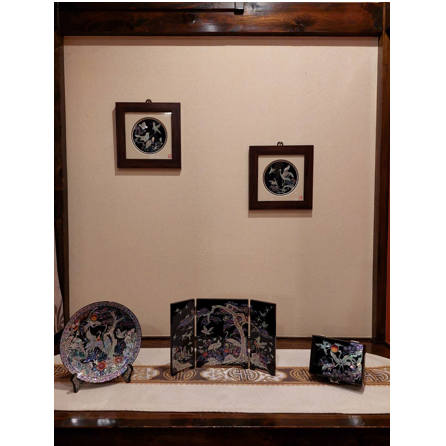 【本場韓国の情緒漂う空間】店内の装飾や家具は、オーナーが韓国から空輸したもの。温かみのある照明と木製の家具が、落ち着いた大人の空間を演出します。お一人様でも気軽に立ち寄れるカウンター席から、ご家族でゆったり過ごせるテーブル席まで、日常の喧騒を忘れて本場の家庭料理を楽しめる隠れ家的なお店です。