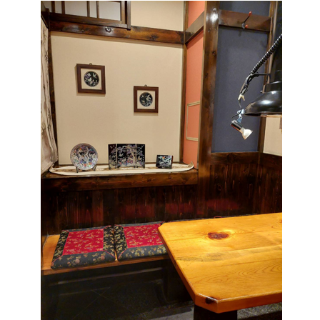 【最大10名様までOK】グループでのご利用も大歓迎!少人数から中規模のグループ利用まで柔軟に対応可能です。テーブル席を連結することで、最大10名様までの宴会が可能。女子会や宴会など、自慢の鍋料理や焼肉を囲んで楽しい時間をお過ごしください。貸切についてはお電話にてお気軽にご相談ください。