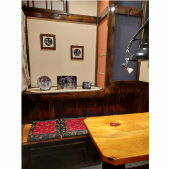 【落ち着いた空間】店奥のテーブル席はプライベート感を大切にしたいお集まりにおすすめ。