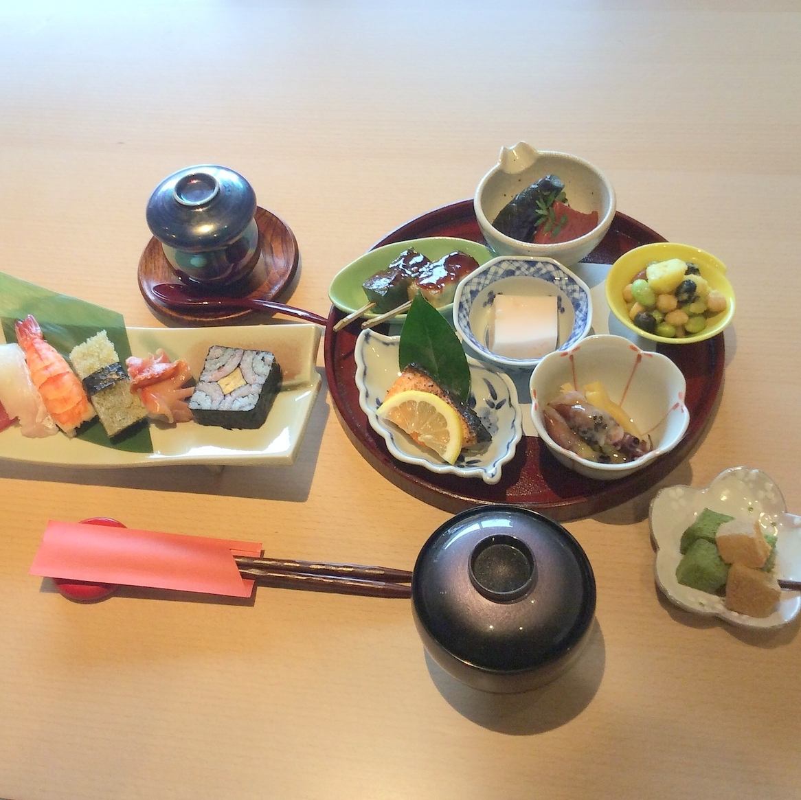 Enjoy the vivid Kyoto-style kaiseki with seasonal ingredients in a calm space like a hideaway for adults.