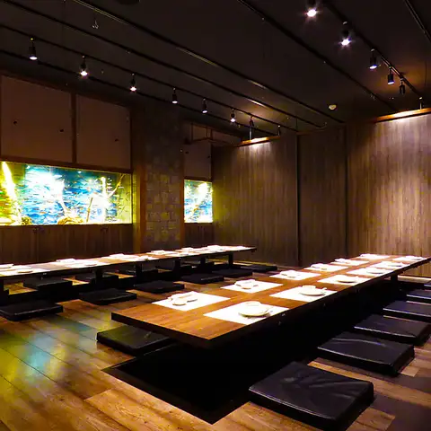 <p>大型宴会もおまかせください。【個室】数々の有名店を手がけてきた空間デザイナーがプロデュース!店内は落ち着いた大人の雰囲気で、ごゆっくりおくつろぎいただけます。会社宴会などにもピッタリ!昼宴会・深夜宴会等時間外御予約もご相談ください。★音響・空調・照明などの調節も可能!</p>